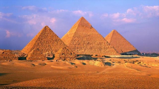 Guiza es una ciudad de Egipto ubicada en la ribera oeste del Nilo, cerca de El Cairo. En la meseta de Guiza hay varios monumentos egipcios emblemáticas, entre ellos 3 pirámides que se construyeron como mausoleos alrededor del siglo XXVI a. C. La más grand