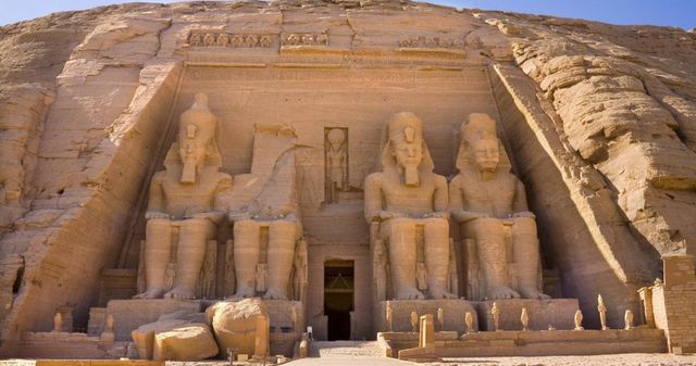 Abu Simbel es un emplazamiento de interés arqueológico que se compone de templos egipcios ubicado en Nubia, al sur de Egipto.